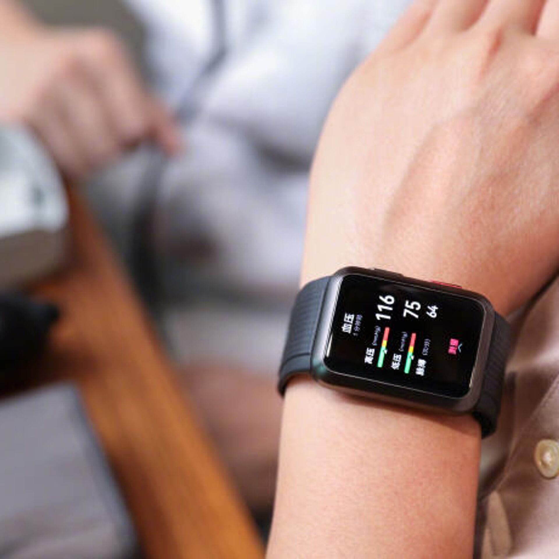 Смарт-часы от Huawei при измерении давления могут надуваться 