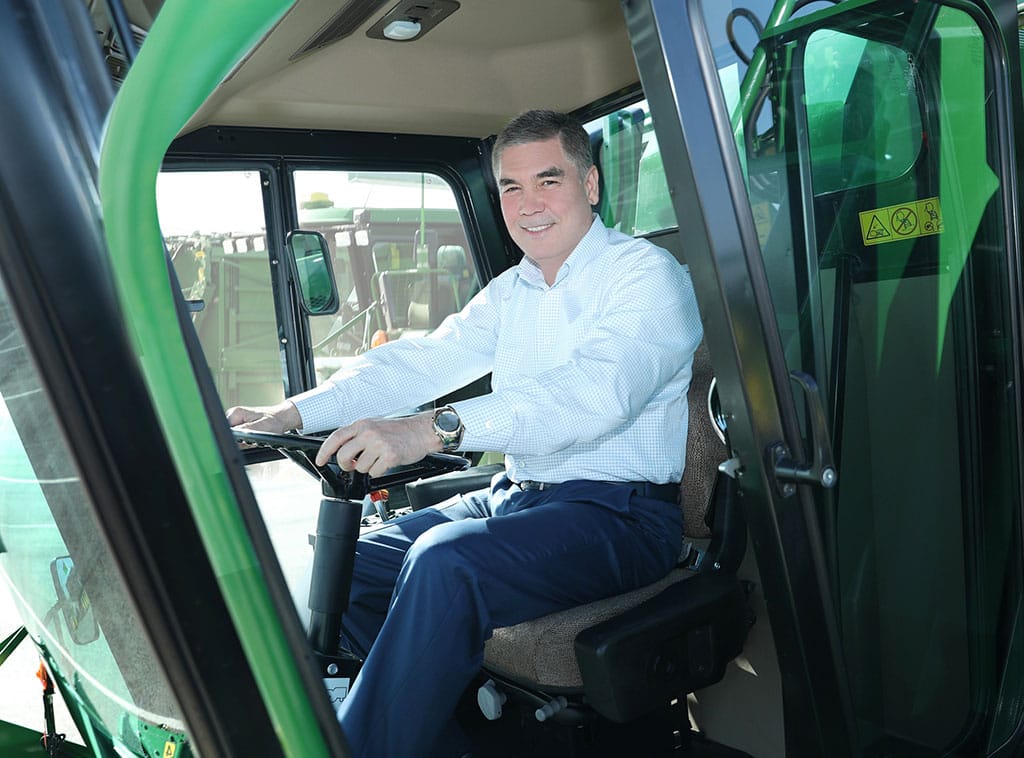 Президент Туркменистана проинспектировал новую сельхозтехнику компании John Deere