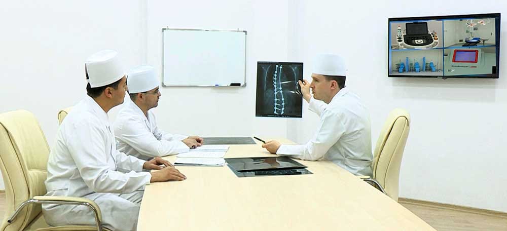 Sankt-Peterburg döwlet uniwersitetiniň spinal ortoped lukmany Türkmenistanda iş saparynda bolýar