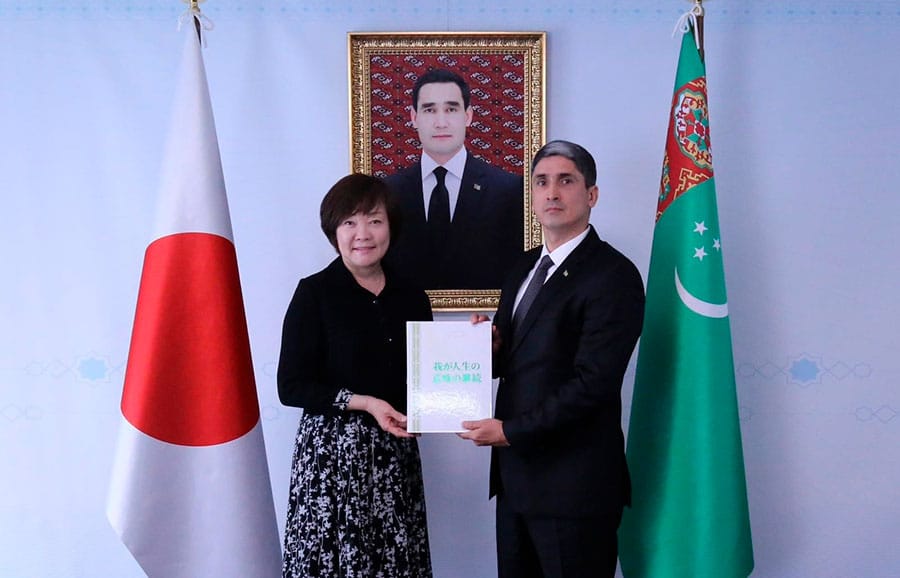 Книгу Национального Лидера туркменского народа вручили вдове Синдзо Абэ