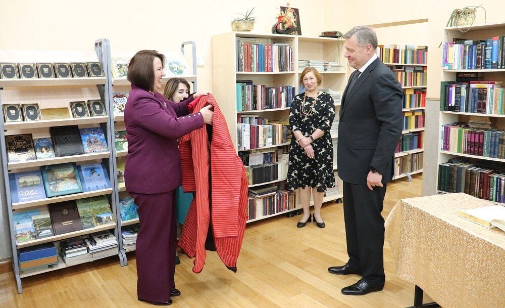 Türkmenistanda Igor Babuşkine doglan güni mynasybetli milli lybas sowgat berildi