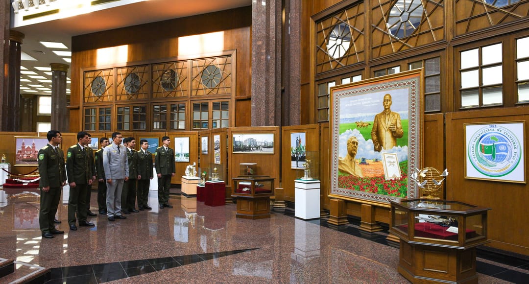 Aşkabat'ta başlayan Vatan Savunucusu Günü'ne adanan sergiden fotoğraflar