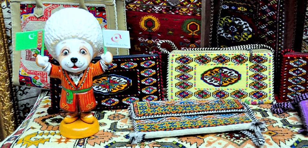 Мастерицы северного региона Туркменистана создают оригинальные ковровые изделия