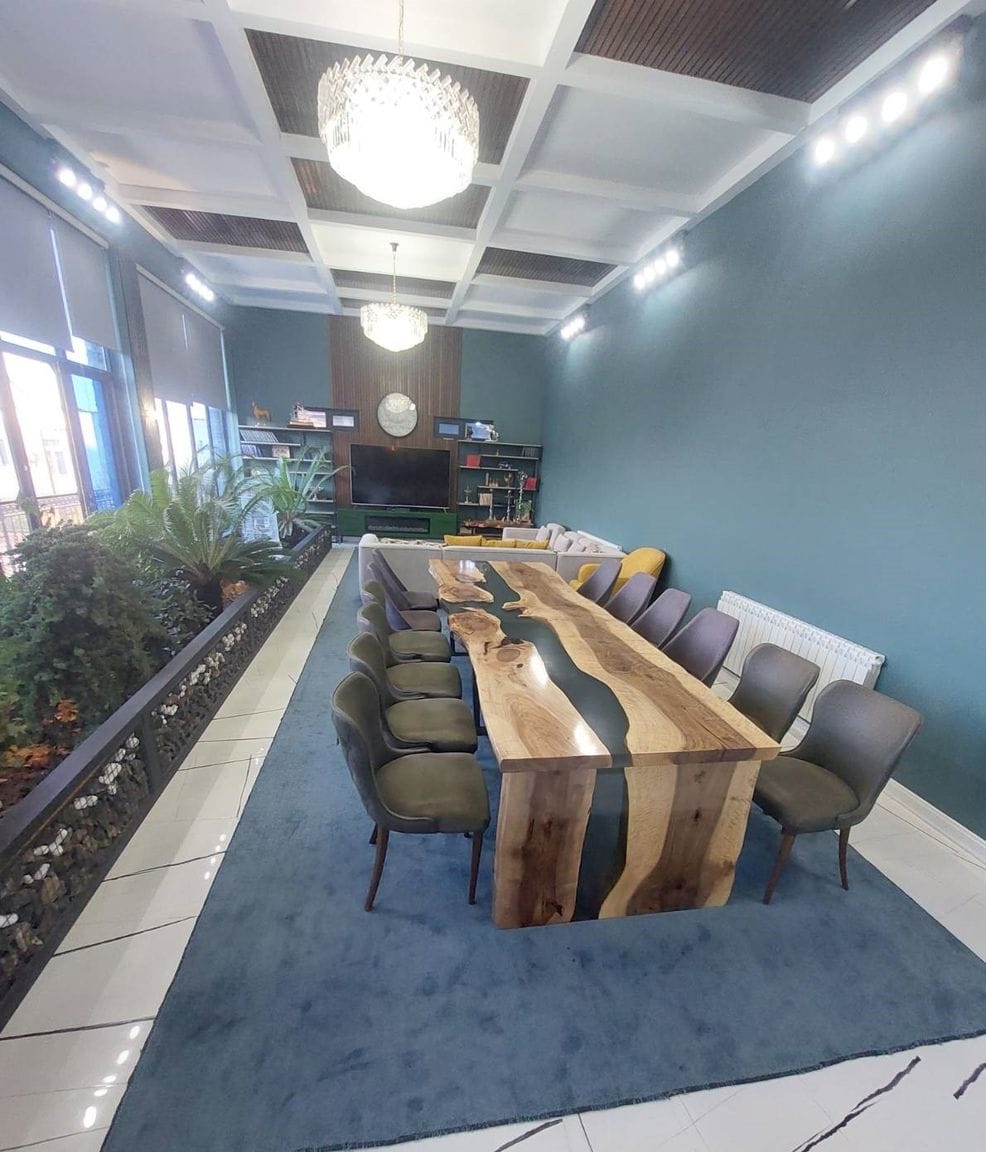 «Pilim» HK müşderilerine tebigy agaçdan we epoksid smoladan taýýarlanan stollary hödürleýär