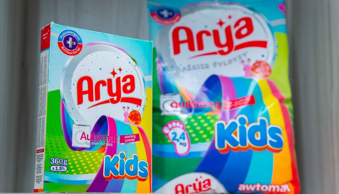 «Arýa Kids» kir ýuwujy serişdesi: tegmilleri göwnejaý aýyrmak üçin