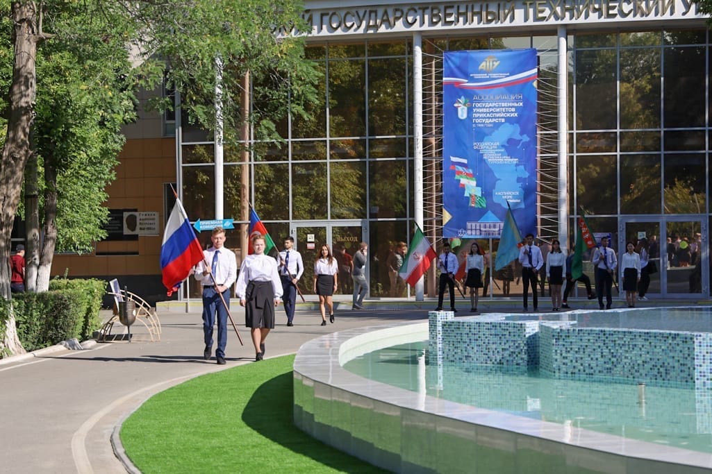 Фонтан в форме Каспийского моря торжественно открыли в Астрахани