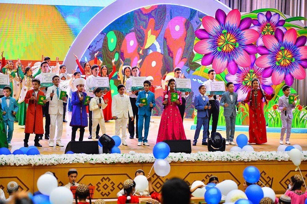 Türkmenistanyň Prezidenti «Garaşsyzlygyň merjen däneleri» bäsleşiginde tapawutlanan aýdymçy çagalary sylaglady