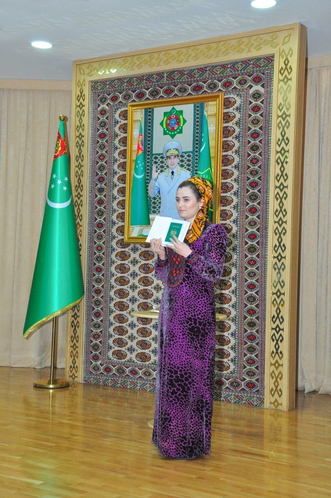 Вручены паспорта новым гражданам Туркменистана
