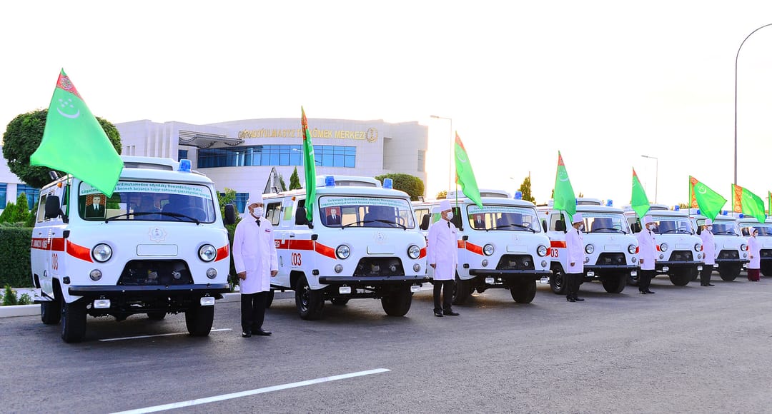 Больницы Дашогуза получили в дар новые машины скорой помощи от фонда Бердымухамедова