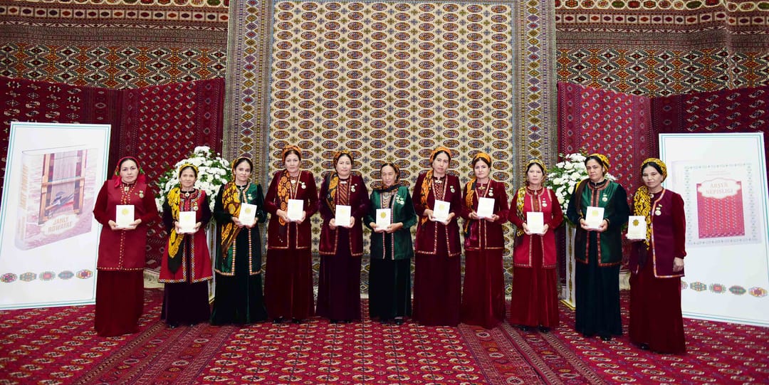Состоялось чествование лучших ковровщиц Туркменистана