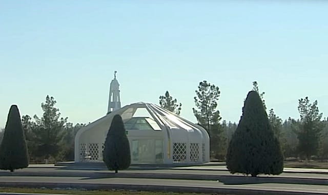 В Ашхабаде возвели автобусную остановку в виде туркменской юрты