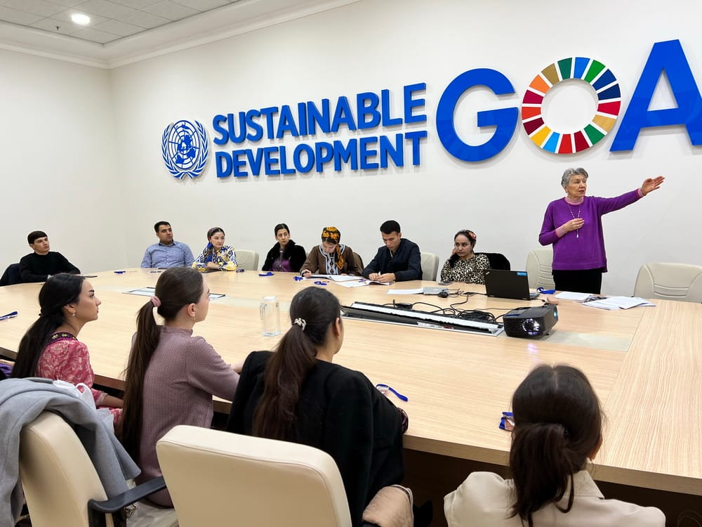 Завершился учебный курс для первых в Туркменистане специалистов по медико-социальной помощи 