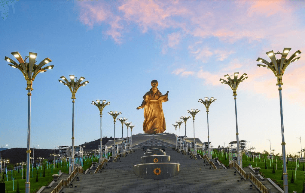 При создании монумента Махтумкули в Ашхабаде был использован российский гранит