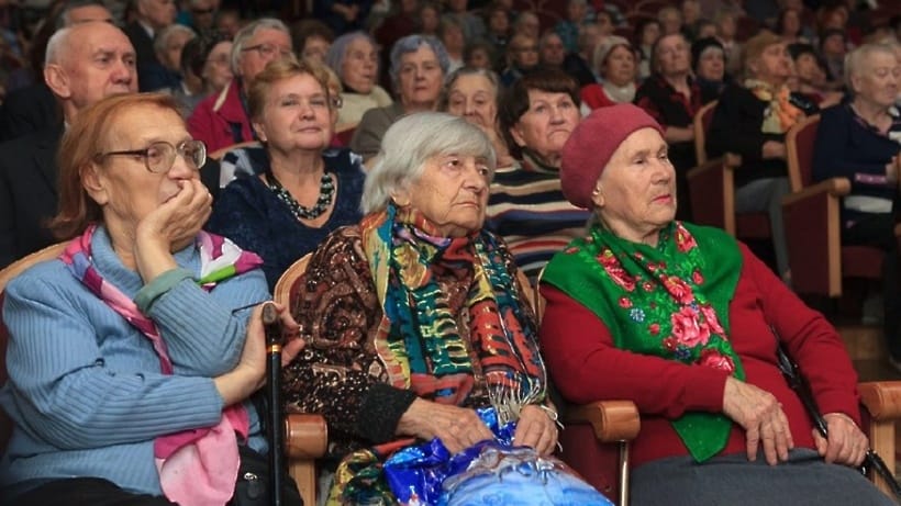 В Астрахани проводят бесплатные кинопоказы для пенсионеров