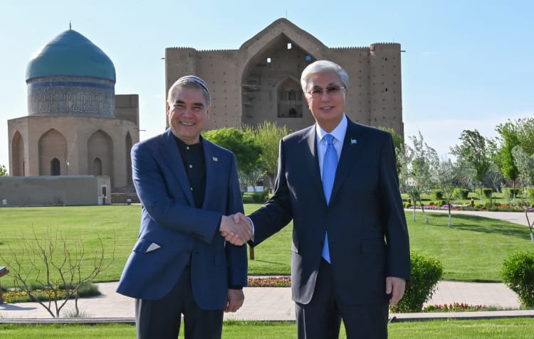 Гурбангулы Бердымухамедов посетил мавзолей Ходжа Ахмета Ясави