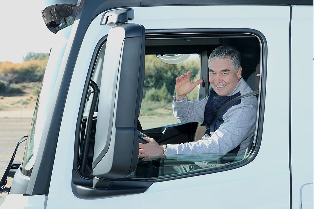 Президент Туркменистана опробовал новую модель автомобиля «КАМАЗ»