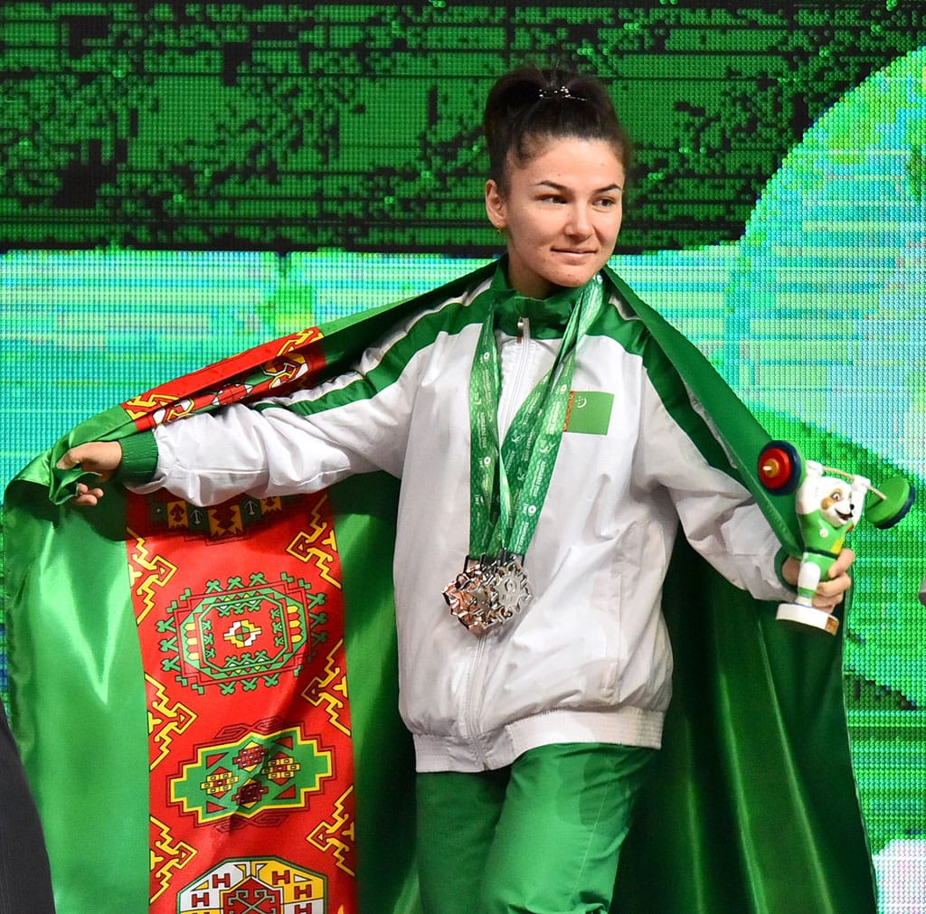 Юлдуз Джумабаевой присудили золото чемпионата мира по тяжелой атлетике-2018