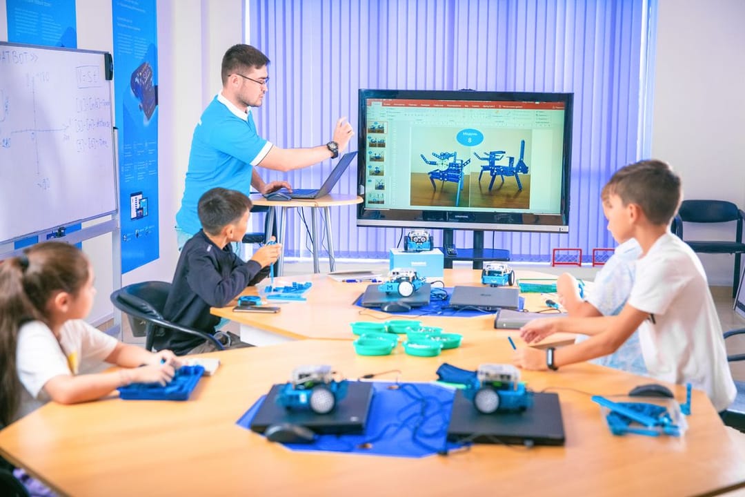 «ImdatBot» robototehnika bilim merkezi gyşky okuwlara kabul edip başlaýar we okuwlary arzanladyşly hödürleýär