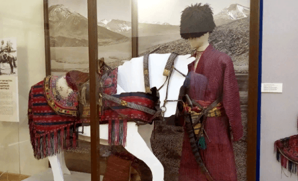 В Российском этнографическом музее открылась выставка "В гармонии с красным: туркмены"