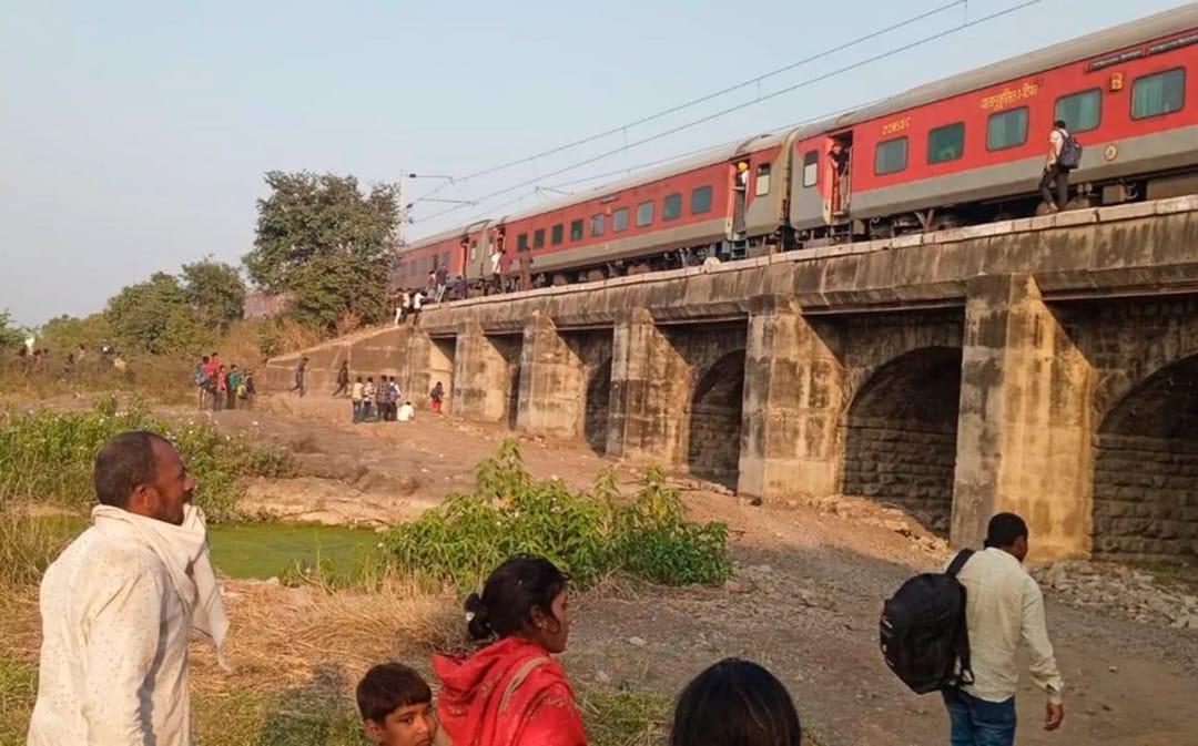 Hindistan’da meydana gelen tren kazasında 12 kişi hayatını kaybetti