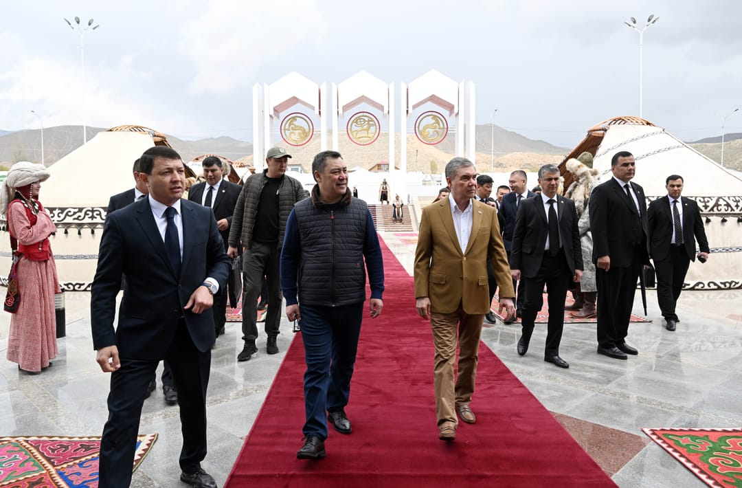 Gurbangulı Berdimuhamedov, "Kırgız Köyü" etno-kompleksi ziyaret etti