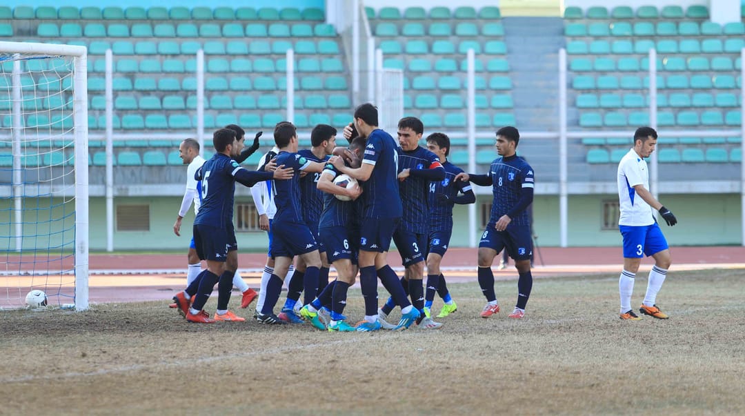 «Копетдаг» разгромил «Шагадам», у которого в начале первого тайма удалили вратаря