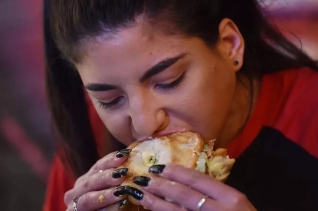 Britaniýaly zenan 6 minutda 40 tagam iýip, bäsleşikde ýeňdi