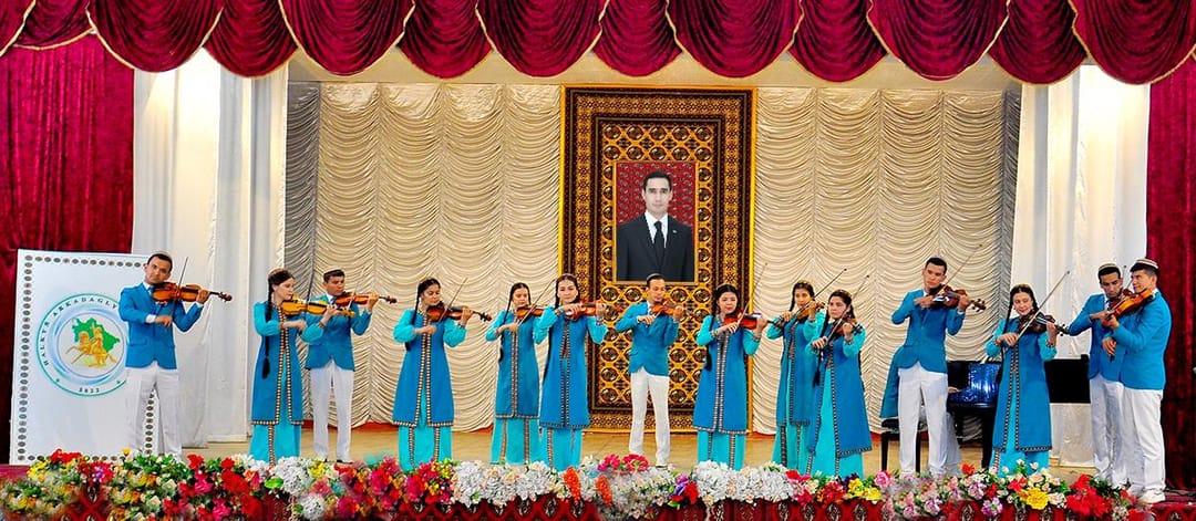 Выпускники специализированной школы искусств Дашогуза выступили с отчетным концертом