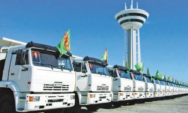 В Международный морской порт Туркменбаши прибыла первая партия КамАЗов