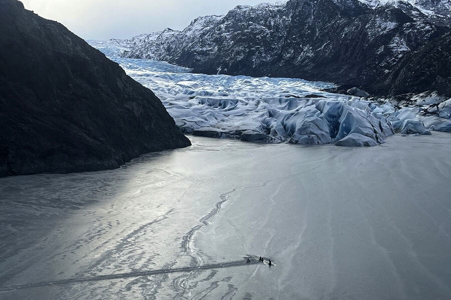 ABŞ-da buzly köle gaçan uçaryň ýolagçylary onuň ganatyndan aslyşyp halas boldy