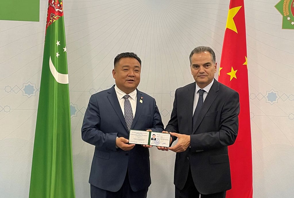 Hytaýly atşynasa Halkara ahalteke atçylyk assosiasiýasynyň şahadatnamasy gowşuryldy