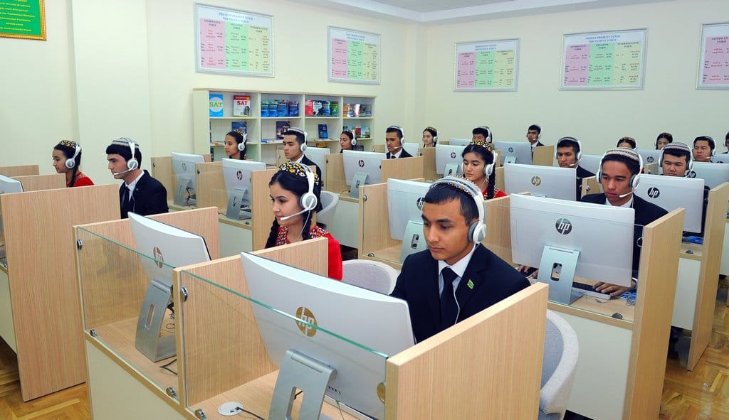 В Туркменистане продолжается прием документов в средние специальные учебные заведения