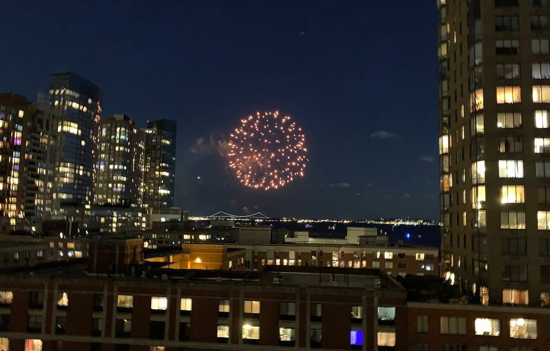 В Нью-Йорке был дан салют в честь вакцинации 70% горожан