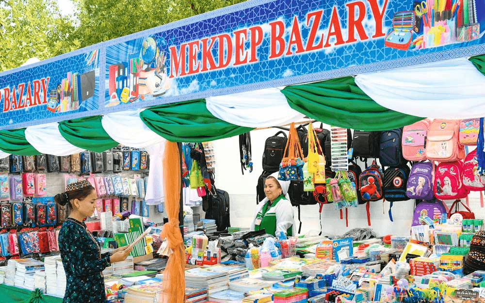 С каждым днём всё больше становится покупателей на школьных базарах Туркменистана