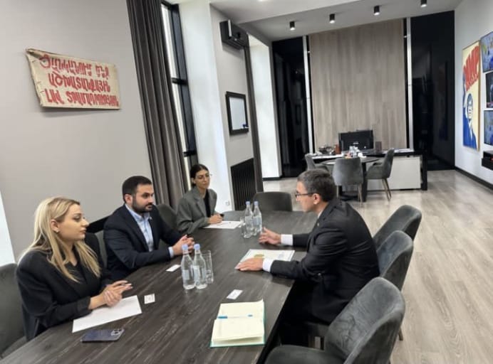 Türkmen ilçisi Ermenistanyň jemgyýetçilik telewideniýesiniň ýerine ýetiriji müdiri bilen duşuşdy