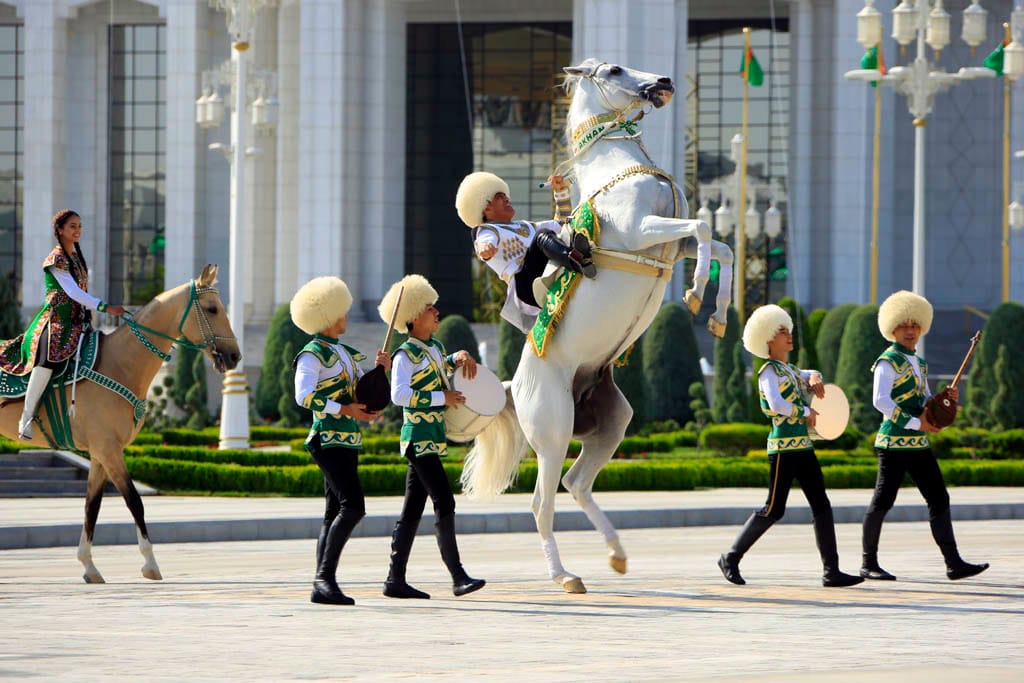 В Туркменистане культурные услуги на свадебных и других торжествах будут регулироваться государством