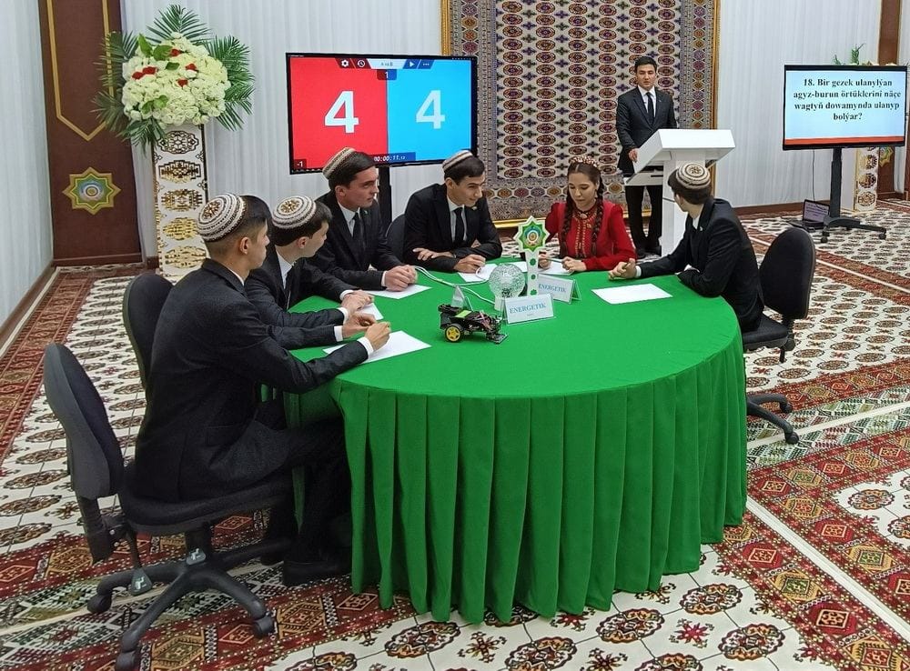 Туркменские студенты приняли участие в игре брейн-ринг на тему осведомленности о COVID-19