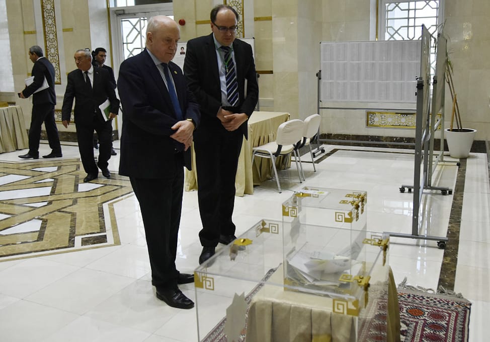 Sergeý Lebedew saýlaw uçastoklaryna aýlanyp gördi