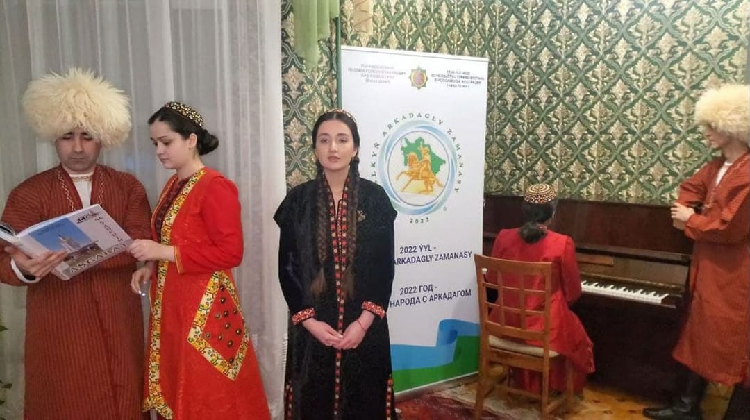 Туркменские студенты в Казани запустили челлендж со стихотворением Бердымухамедова