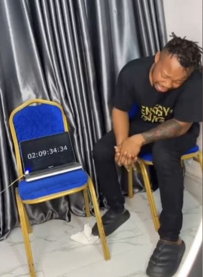 Nigeriýaly aglamak boýunça dünýä rekordyny goýmakçy bolýarka gözi gapyldy