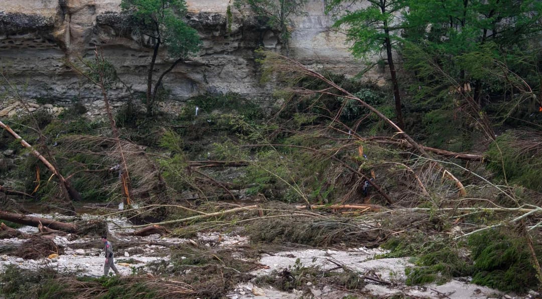 Число жертв наводнений в Техасе достигло 104 человек