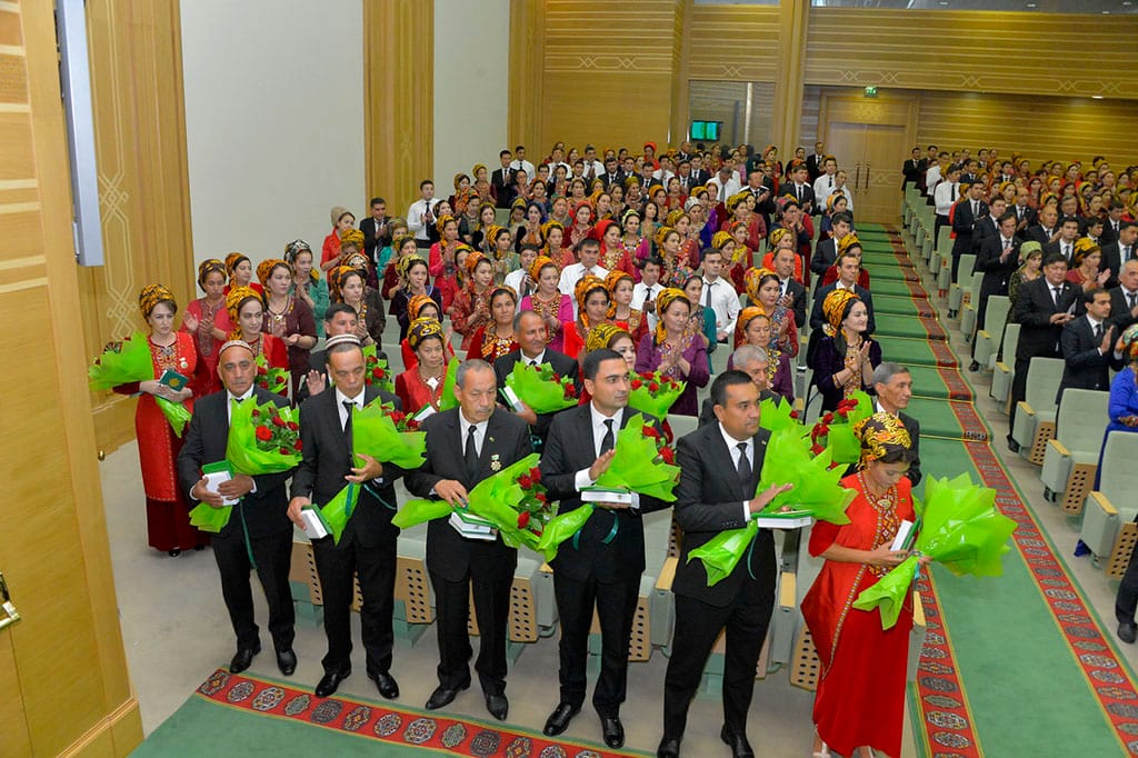 В Туркменистане чествуют передовиков производства