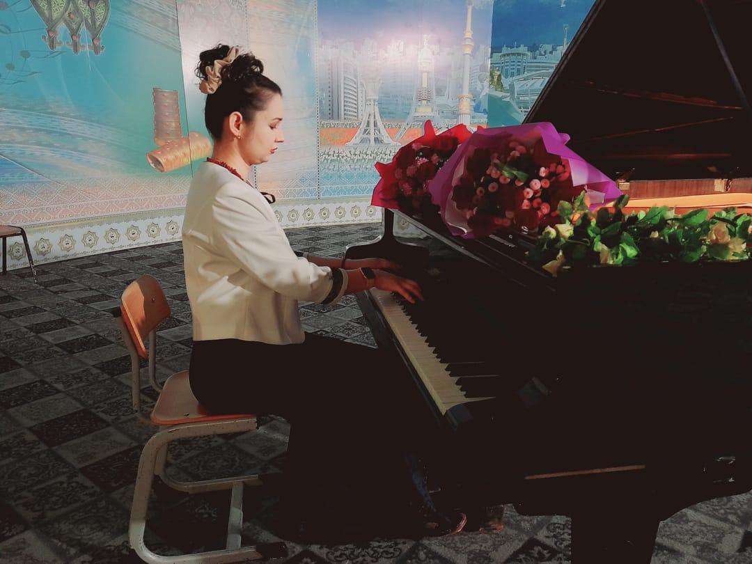 Turkmen composer and pianist Aylar Saparmuradova gave a solo concert at Turkmen National Conservatory