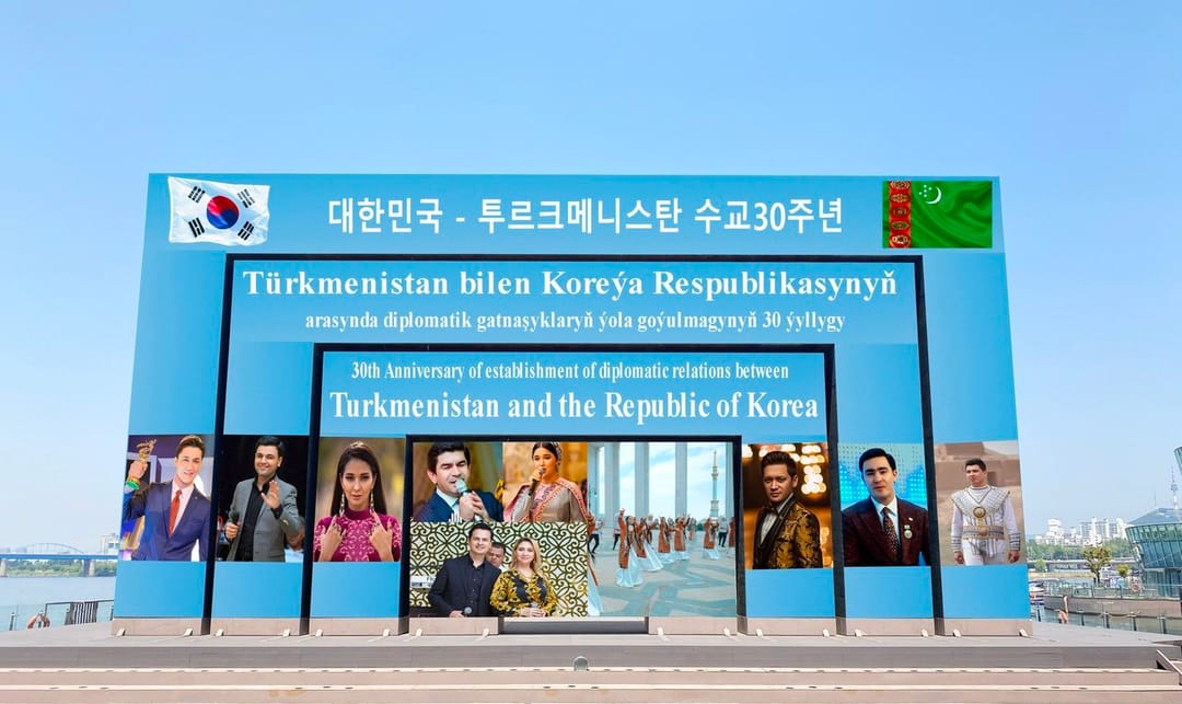 На медиаэкране в центре Сеула продемонстрируют видеоклипы эстрадных певцов Туркменистана