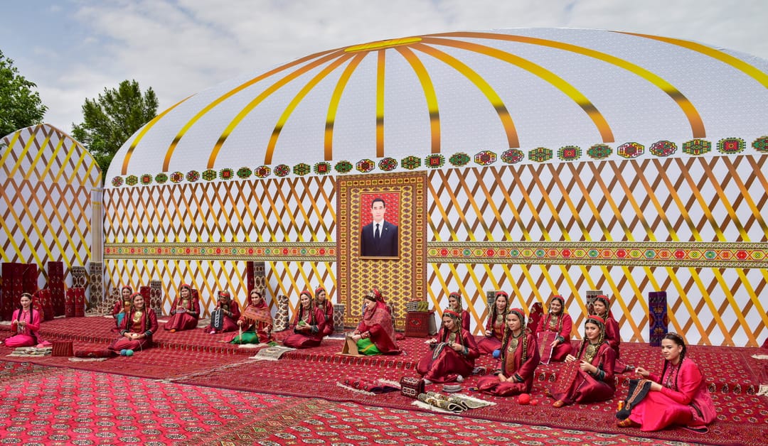 Почётное звание «Заслуженная ковровщица Туркменистана» присвоено десятерым мастерицам 