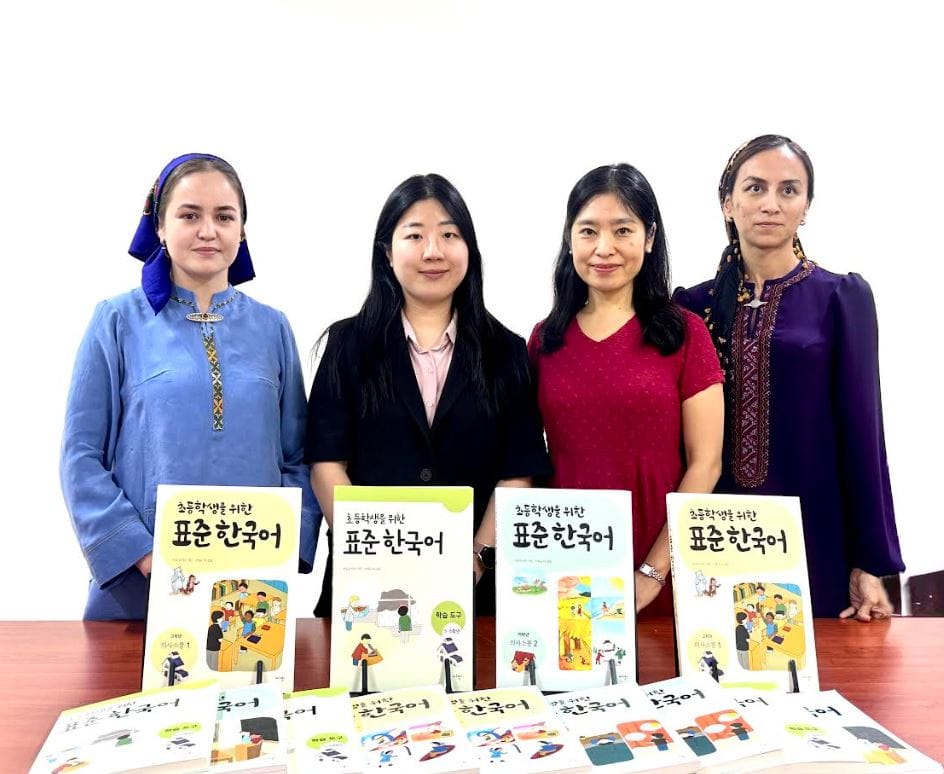 Корея передала книги туркменским образовательным учреждениям