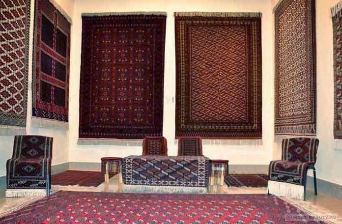 В Национальном музее туркменского ковра хранятся бесценные образцы ручного творчества