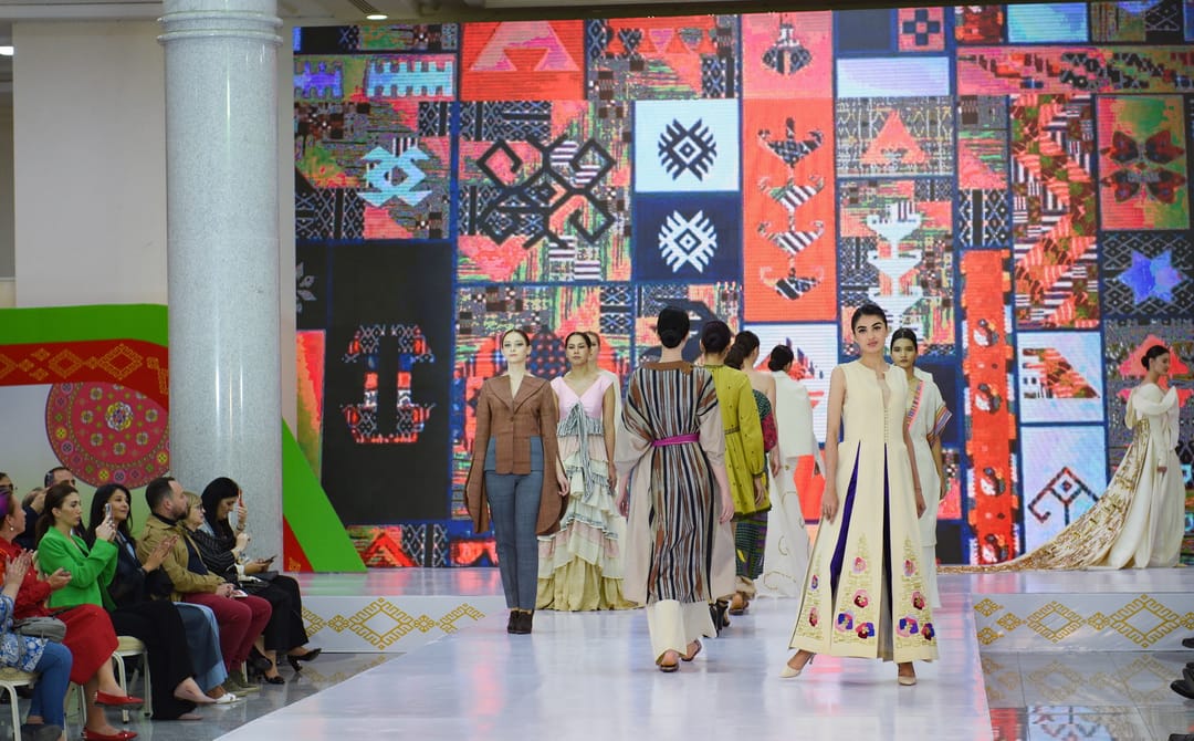 Дни культуры Турции в Туркменистане завершились показом колекции проекта Türkiye dokuma atlası 