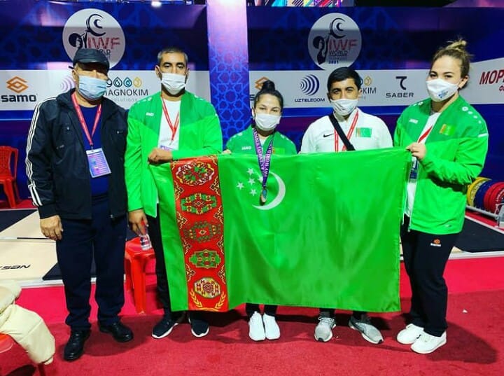 Türkmenistanly agyr atletikaçylar dünýä çempionatlarynda "uly" we "kiçi" medallaryň näçesini gazandylar?