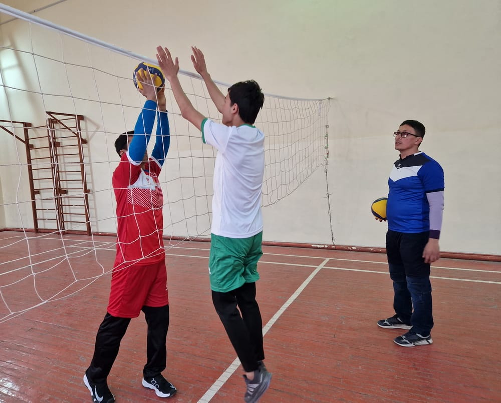 В Ашхабаде для людей с нарушением зрения запущен проект по инклюзивному волейболу 
